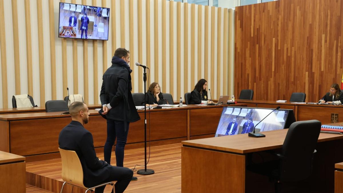 Los dos acusados de la paliza en la calle Hernán Cortés de Vigo, durante el juicio.