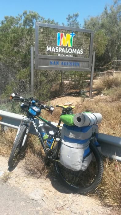 Antonio Mendoza viaja con su bicicleta