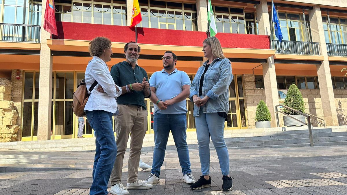 Juan Hidalgo, ante la puerta del Ayuntamiento de Córdoba con otros candidatos de Hacemos Córdoba.