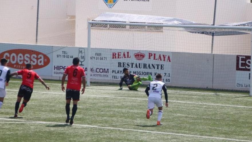 Fran Villalba transforma el gol de penalti.