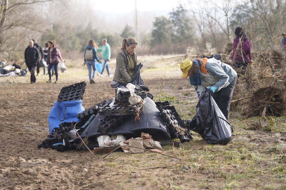 Voluntaris netegen la llera del riu Ter a Salt