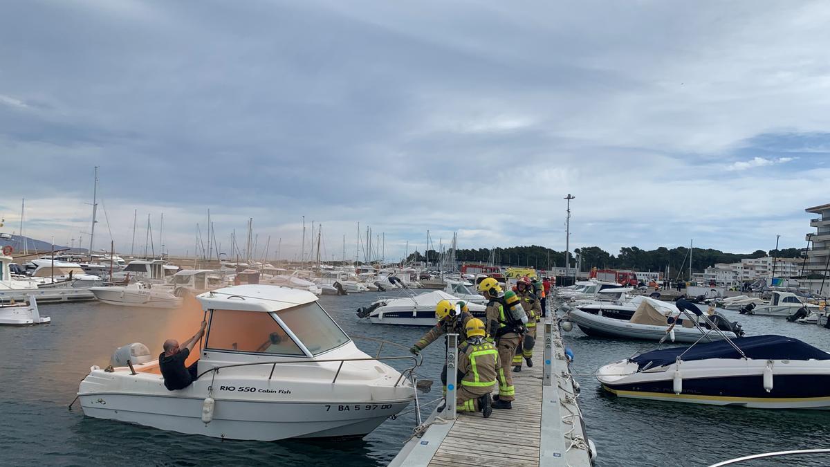 Simulacre d'incendi en una embarcació d'esbarjo al port de l'Escala.