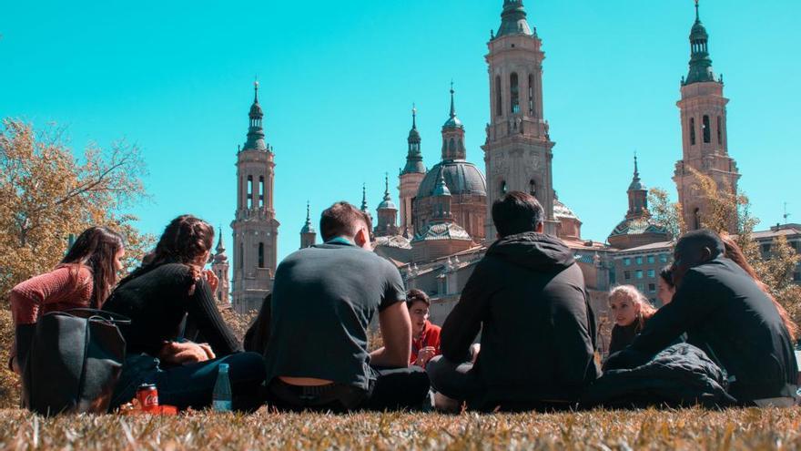 Un grup de joves preparant-se davant la catedral del Pilar