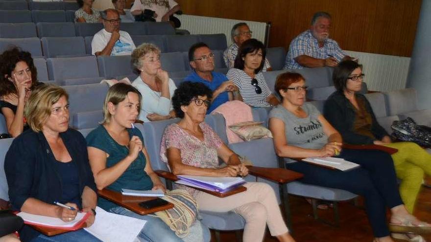 Representantes políticos y sociales en el Consello Municipal de Saúde de Cangas. // G.Núñez