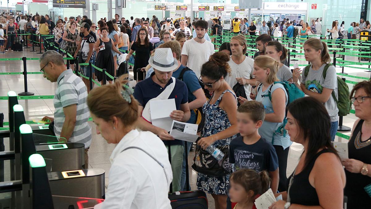 Hasta dos horas de retraso para pasar los controles de seguridad del aeropuerto de El Prat.