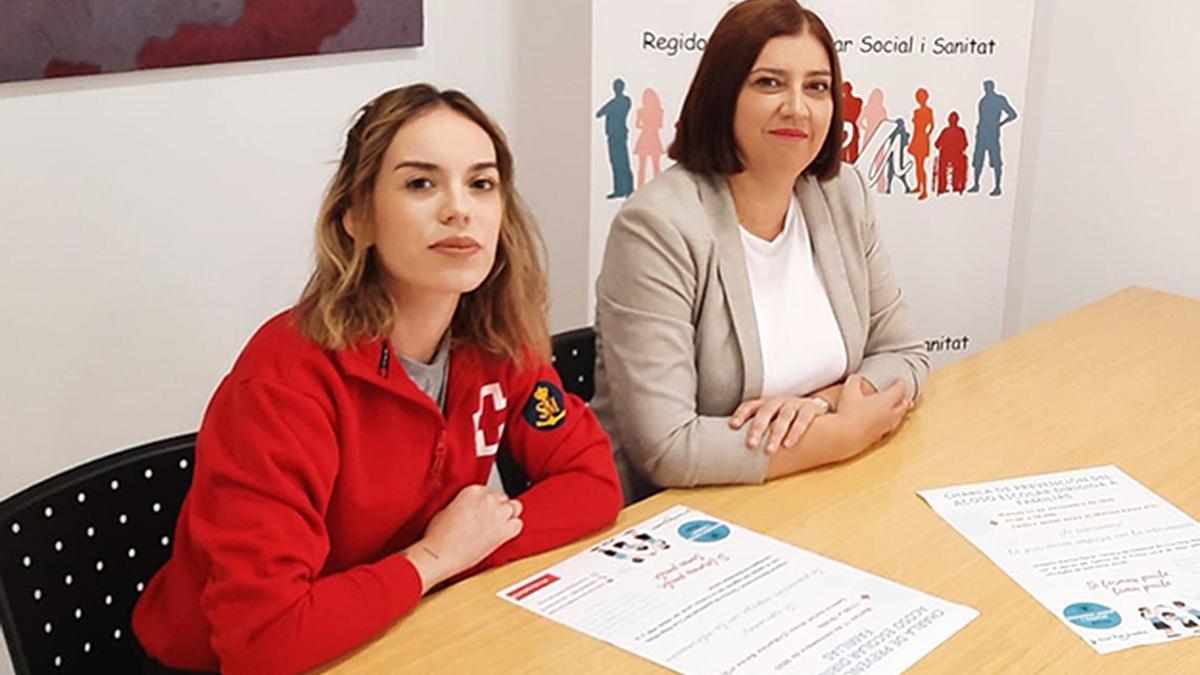 La tecnica de Cruz Roja Juventud, Marina Ferrer (izquierda), y la edil de Bienestar Social de Altea, Anna Lanuza.