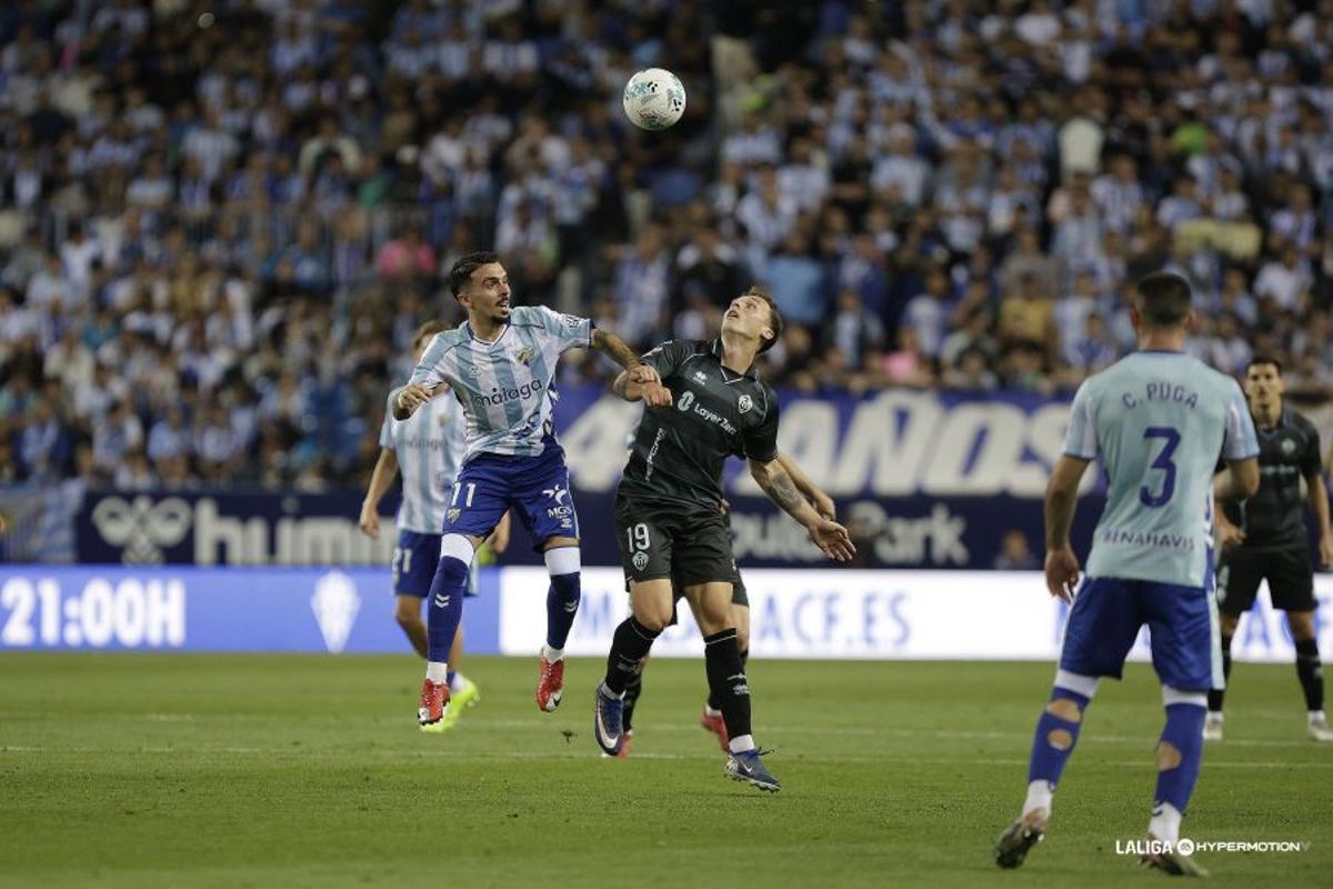Joaquín pugna por un balón en el Málaga CF-CD Castellón.