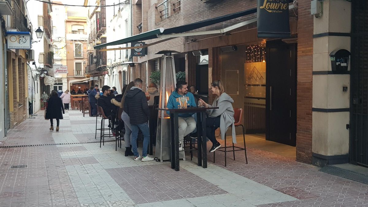 Varios grupos de jóvenes, en un bar de Lucena.