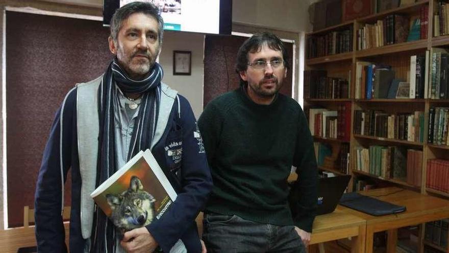 Fins Eirexas, secretario ejecutivo de Adega, y Martiño Nercellas, ayer, en Libraría Couceiro. // Xoán Álvarez