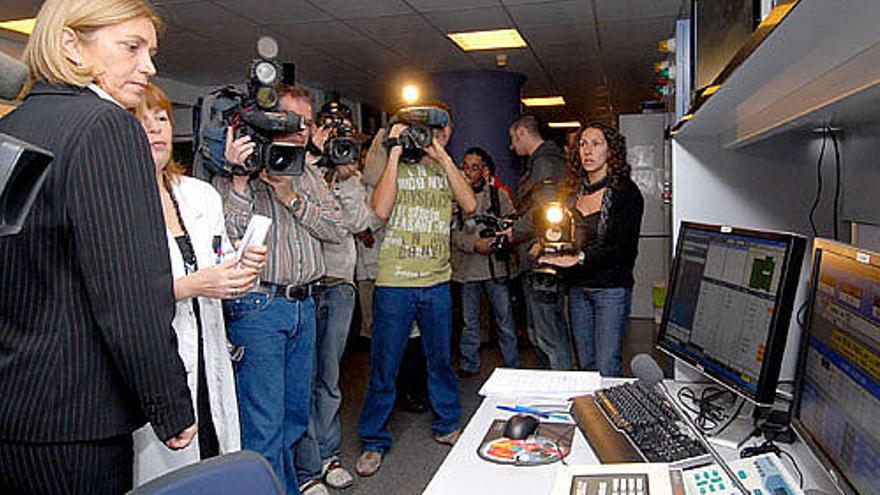 La consejera de Sanidad, Mercedes Roldós, durante la inauguración de un acelerador en el Negrín en 2008. i Y. SOCORRO