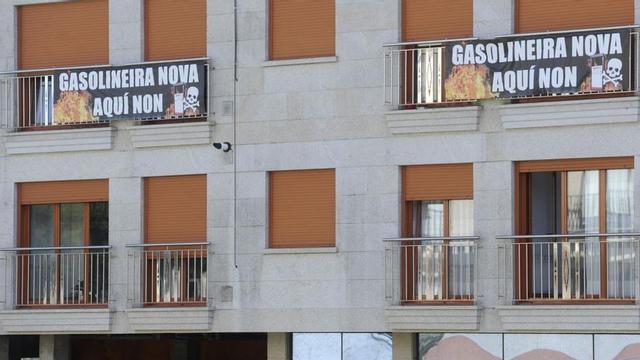 Balcones de edificios de Barrio do Campo, con carteles contra la nueva gasolinera. |   // BERNABÉ/JAVIER LALÍN