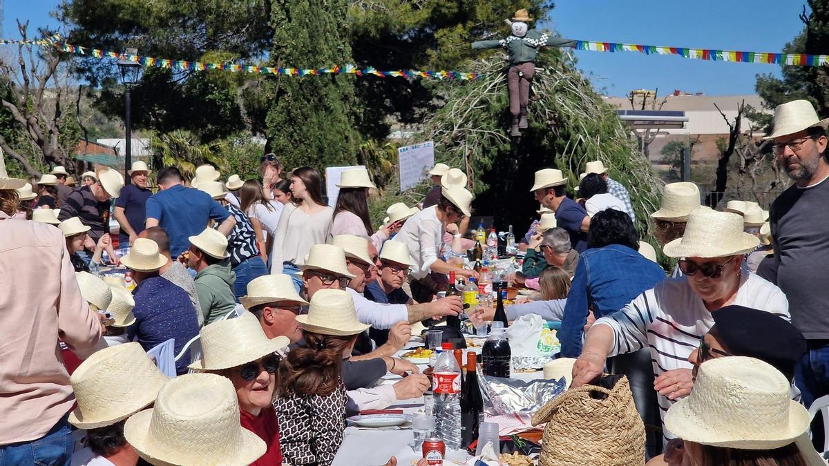 Participantes en la fiesta de “La Barraca” del Ràfol de Salem