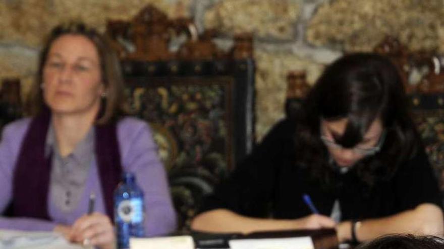 Paula Fernández Pena (dcha.) durante un pleno presidido por Ofelia Rey Recimil (al fondo) en 2010. // Bernabé/Javier Lalín