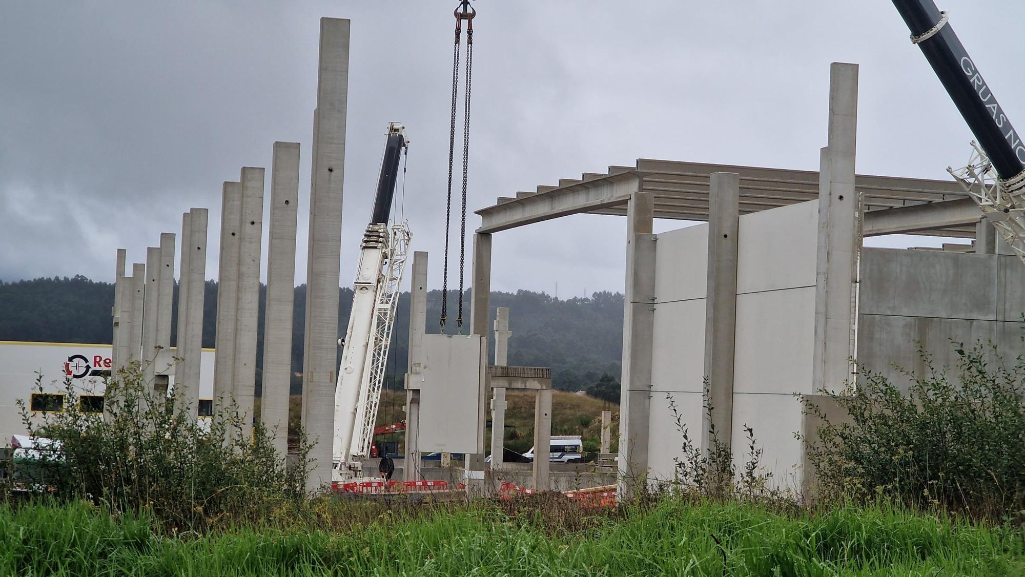 Obras de construcción de la megaplanta de Conservas Cerqueira, en el polígono industrial de Té (Rianxo).