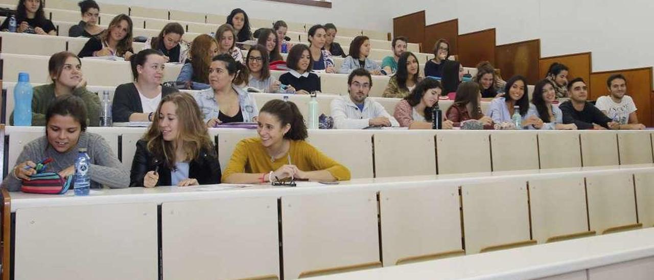 Una clase de la Facultad de Económicas con mayoría de alumnas