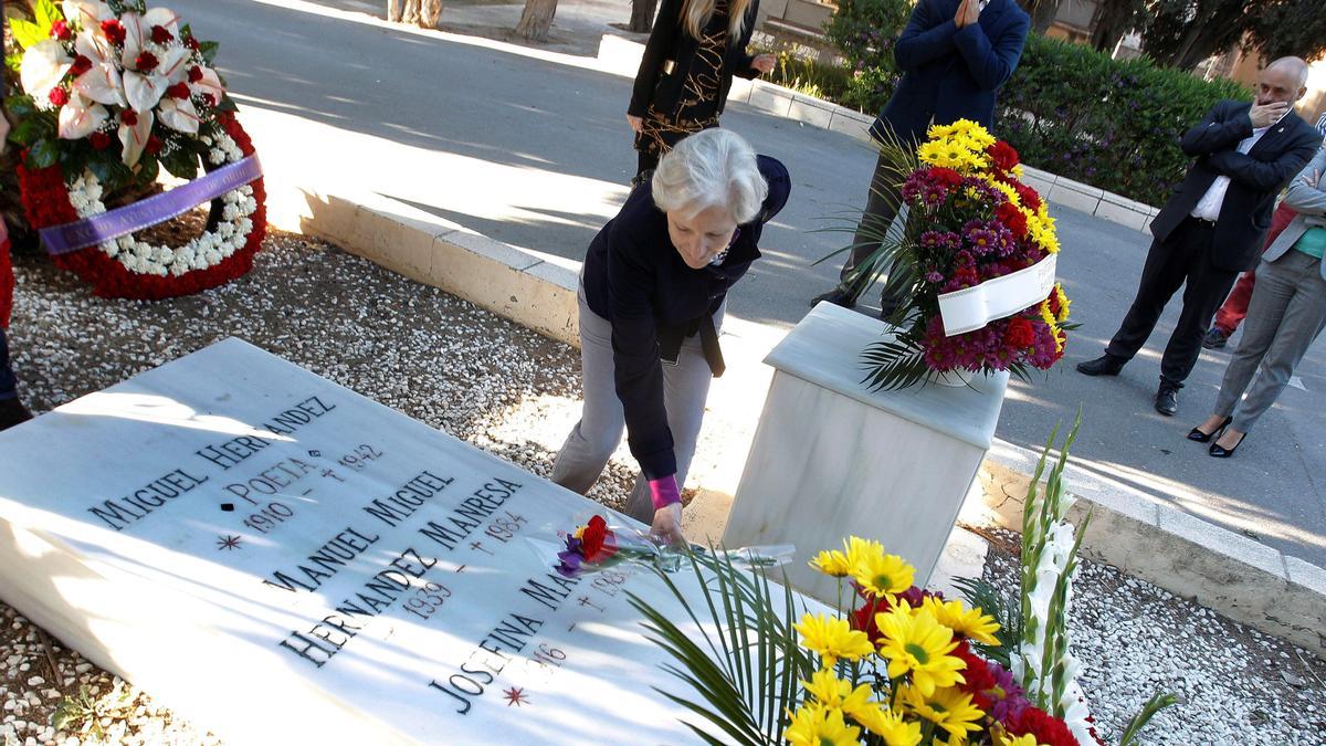 Tumba de Miguel Hernández en el cementerio de Alicante.