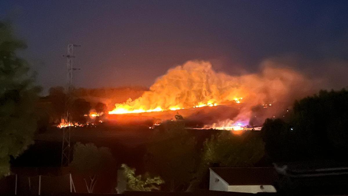 El fuego quema 20 hectáreas en la urbanización Los Lebratos.