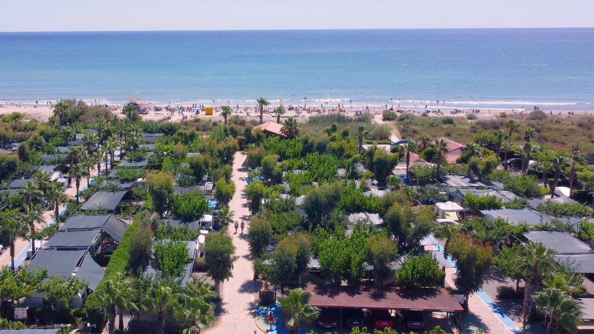Bravoplaya se ubica en un entorno privilegiado, a primera línea de la playa del mar Mediterráneo.