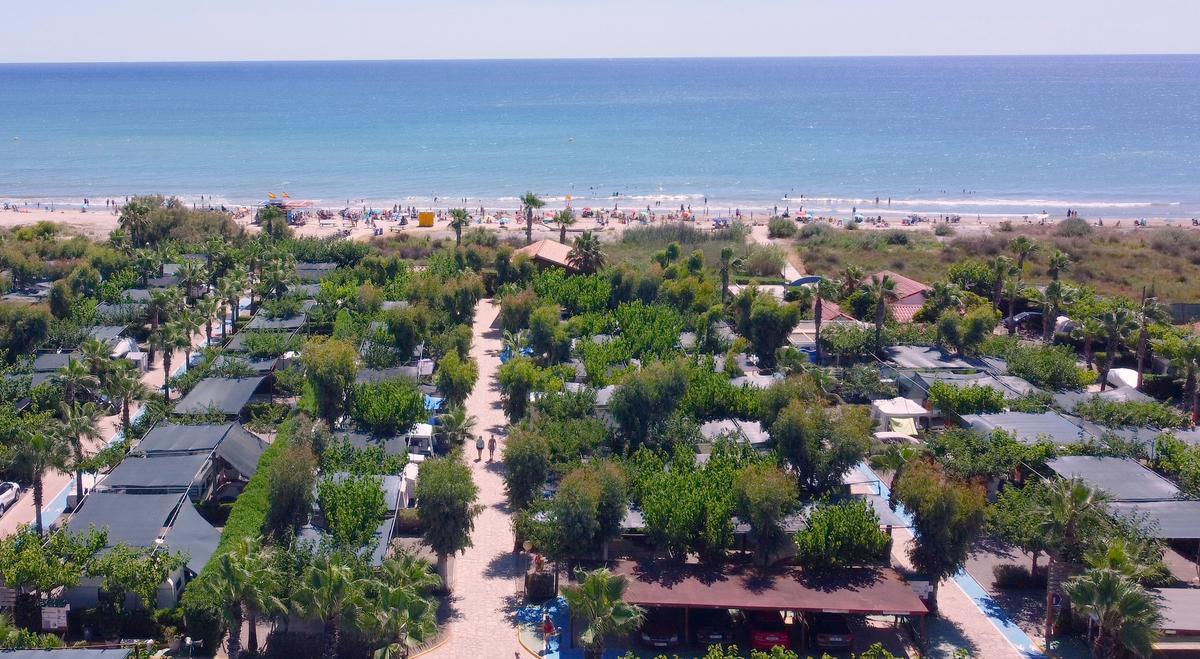 Bravoplaya se ubica en un entorno privilegiado, a primera línea de la playa del mar Mediterráneo.