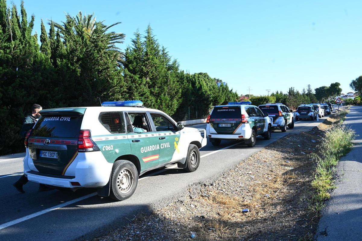 Concentración de malienses en el acceso al antiguo seminario de Maristas de Guardamar donde impedían el paso de trabajadores para reclamar la aceleración de su regularización