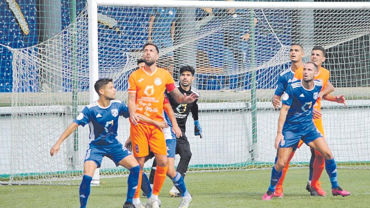 Lance del juego en el partido entre la UD San Fernando y el Panadería Pulido San Mateo, ayer en Maspalomas.