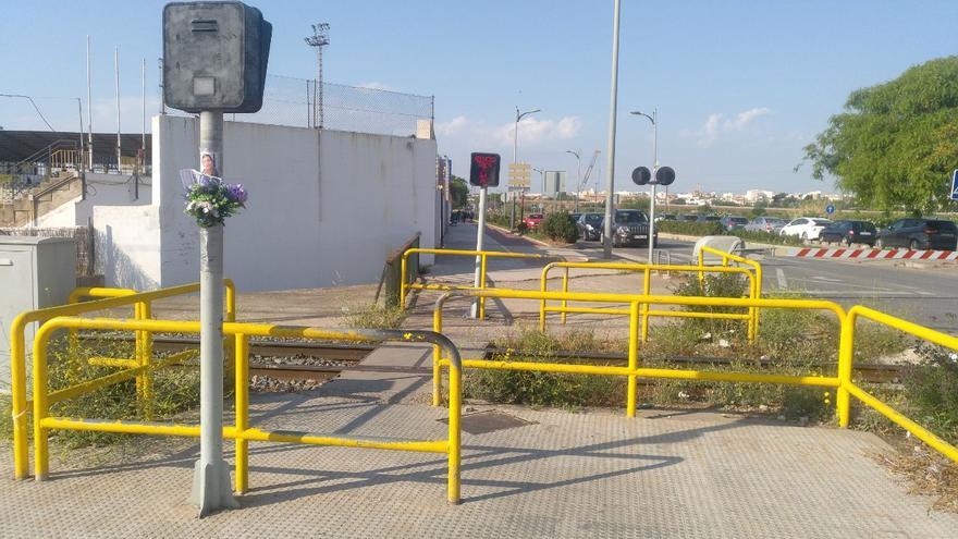 Las entidades vecinales de Paterna llevan a la UE la falta de barreras peatonales en los pasos a nivel