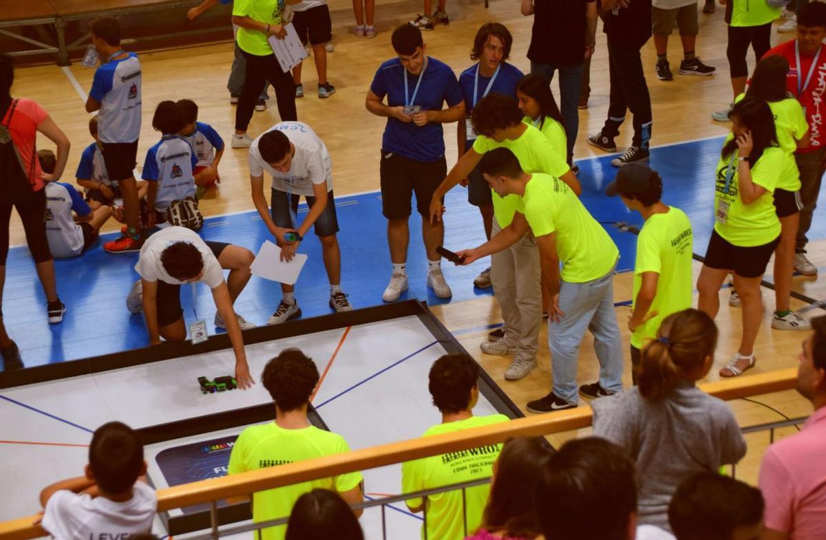 El equipo ‘Acme’ con su robot durante la competición. | CREE