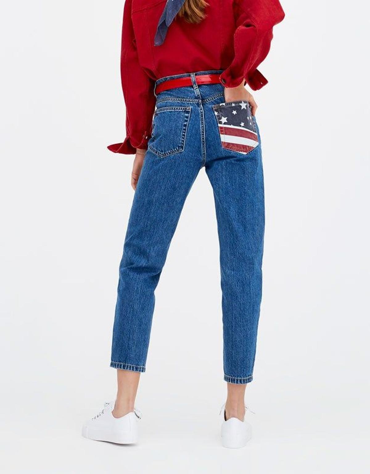 Jeans paradise con bandera de Pull&amp;Bear. (Precio: 25,99 euros)