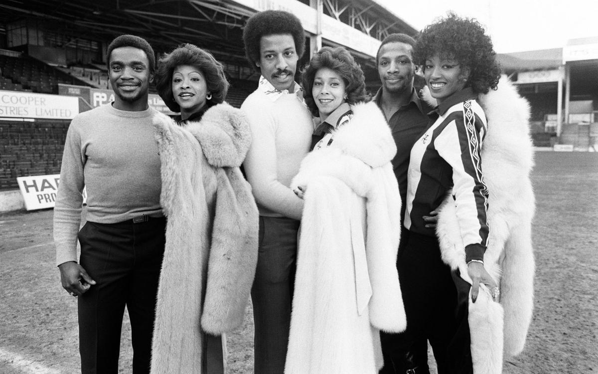 Laurie Cunningham, Brendon Batson y Cyrille Regis, con las Three Degrees originales.