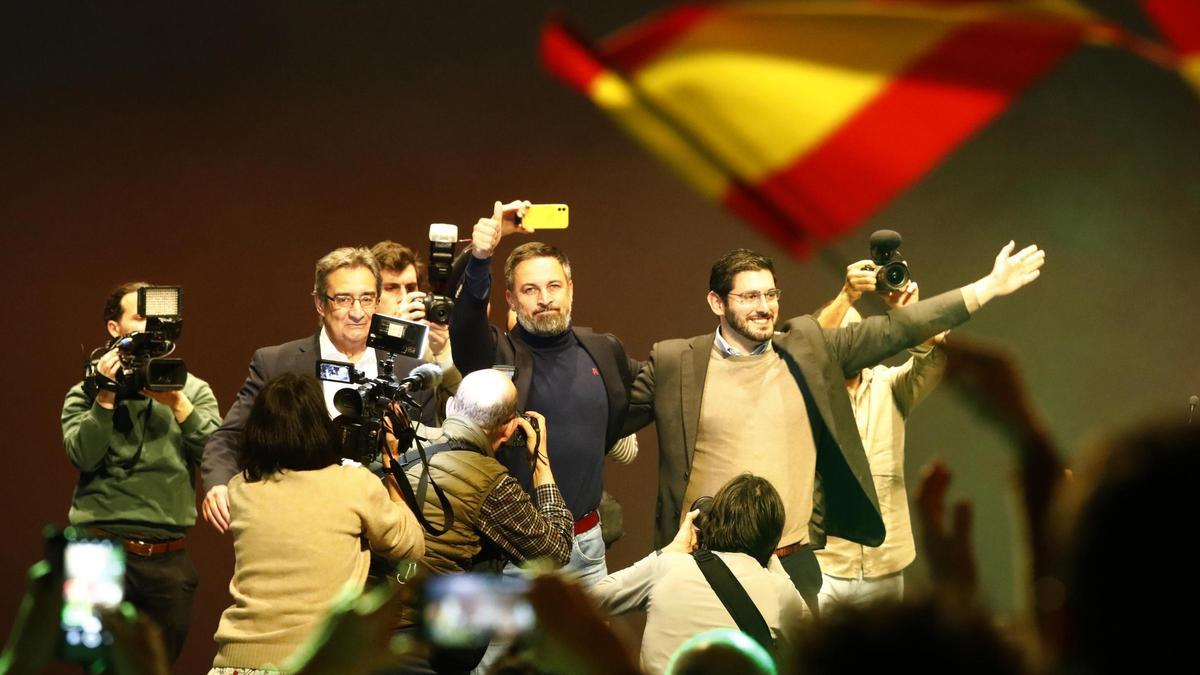 Abascal se abraza con Nolasco en un mitin de Vox en Zaragoza