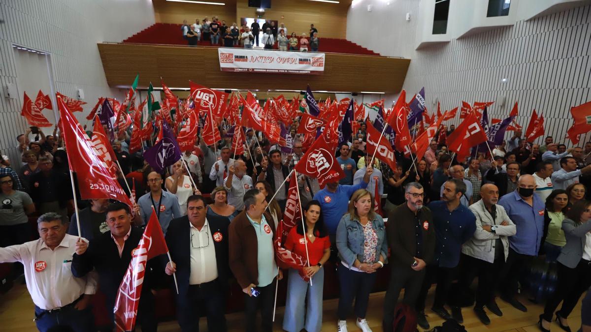 Delegados de CCOO y UGT, en la asamblea celebrada este martes.