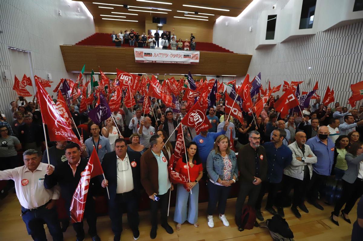 Delegados de CCOO y UGT, en la asamblea celebrada este martes.