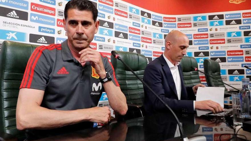 Fernando Hierro y el presidente de la Real Federación Española de Fútbol, Luis Rubiales, durante la rueda de prensa de presentación del malagueño como nuevo seleccionador nacional. // Reuters