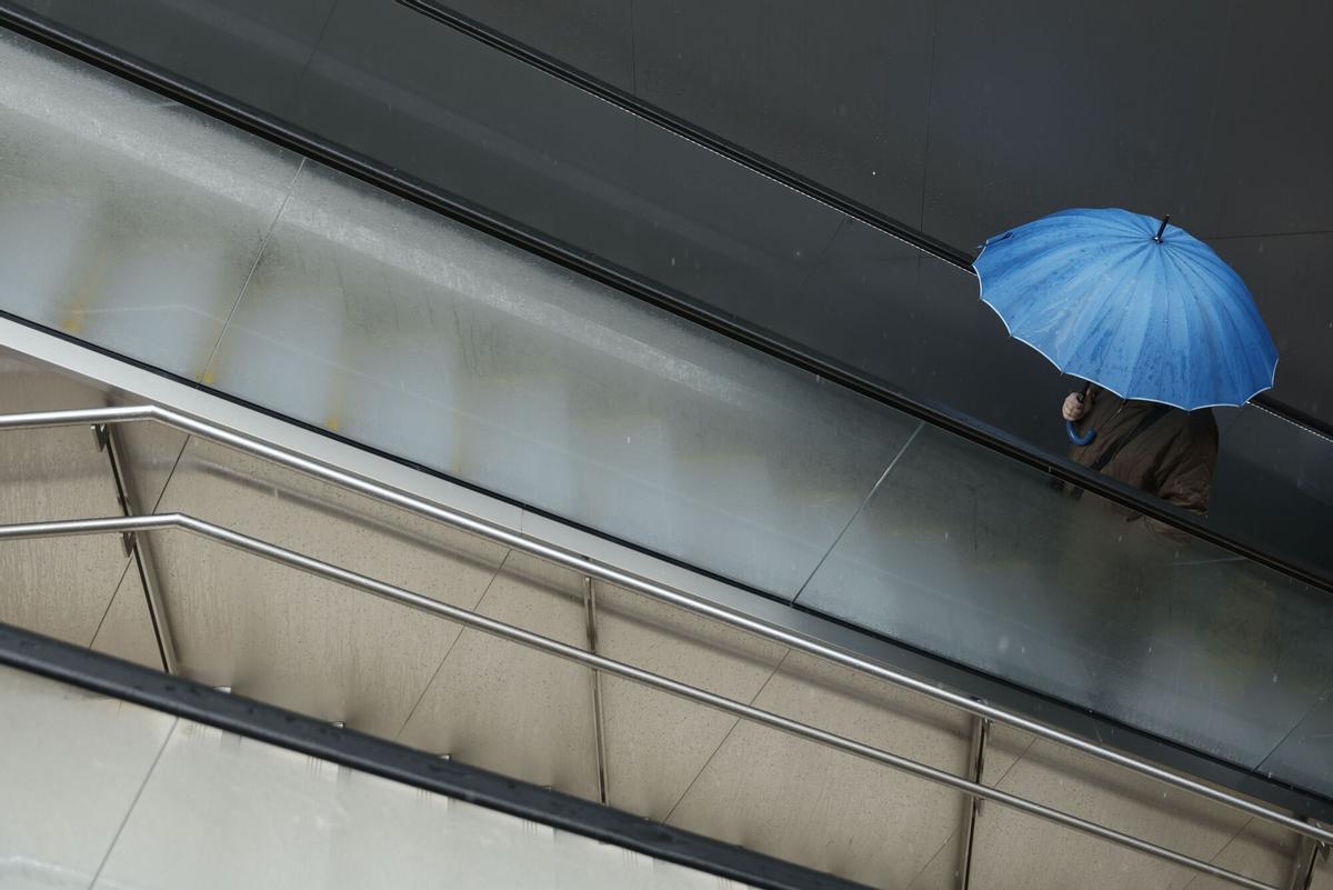 Una persona se protege de la lluvia con un paraguas este miércoles en Málaga.
