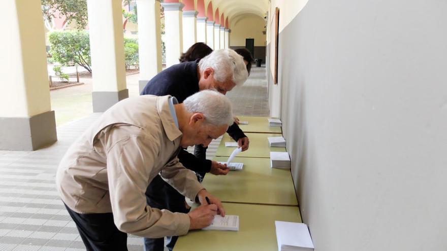 Votants seleccionant la seva papereta a Figueres