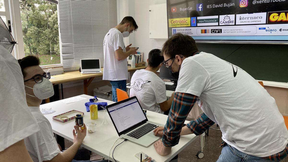 Un equipo del IES David Buján de Cambre, entre los que representan a Galicia en 'Cansat', certamen de la Agencia Espacial Europea