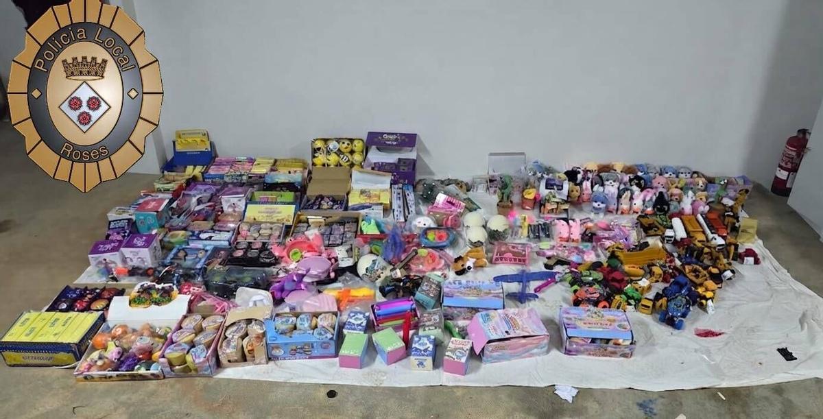 Roses operatiu contra el top manta confiscació d'un total de 1.207 article Policia Local de Roses, Mossos d'Esquadra, Policia Nacional i Guàrdia Civil,