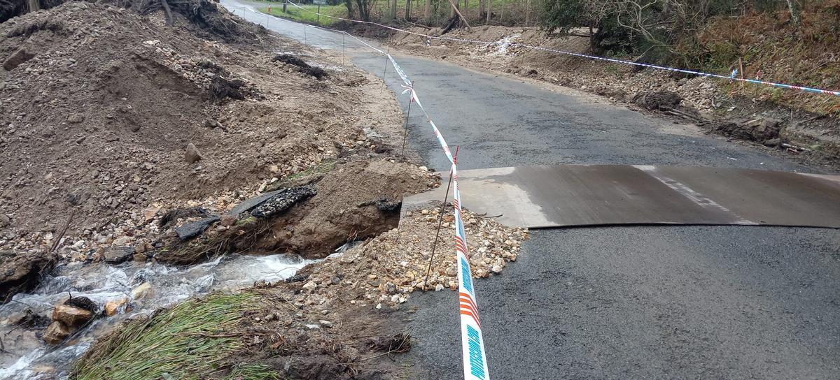 La carretera Razo-Aviño se reabrió la noche del sábado tras retirar el lodo, las piedras y los árboles y canalizar las aguas pluviales.