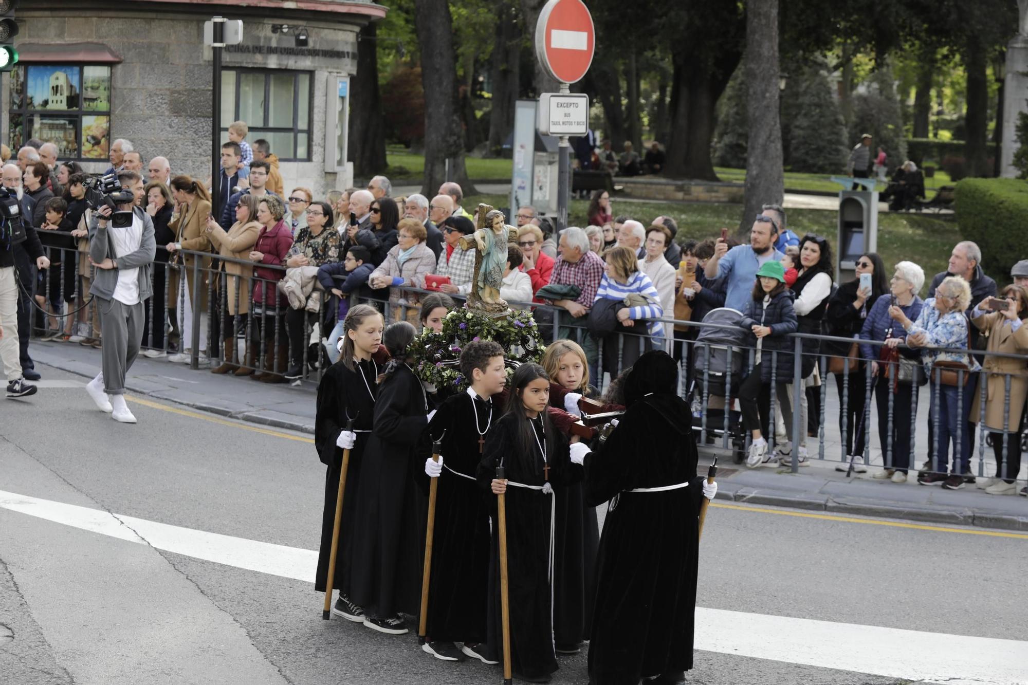 La procesión intergeneracional del Santo Entierro emociona Oviedo