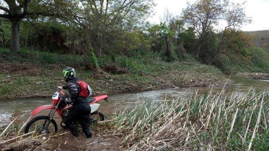 Detenido tras saltarse un control y tratar de esconderse con la moto dentro de un río