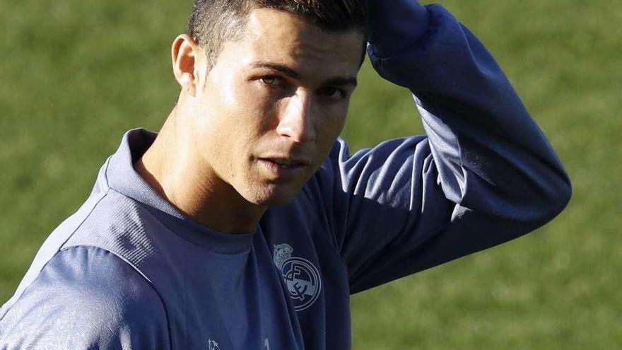 Cristiano Ronaldo en el entrenamiento de ayer con el Madrid.