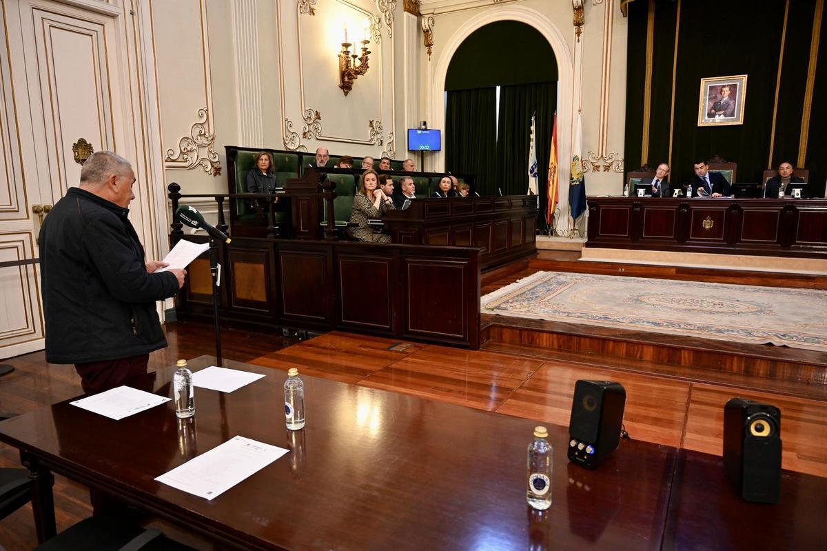 Un vecino de a Roza, José Antonio Torres, tomó ayer la palabra en el pleno de la Diputación.