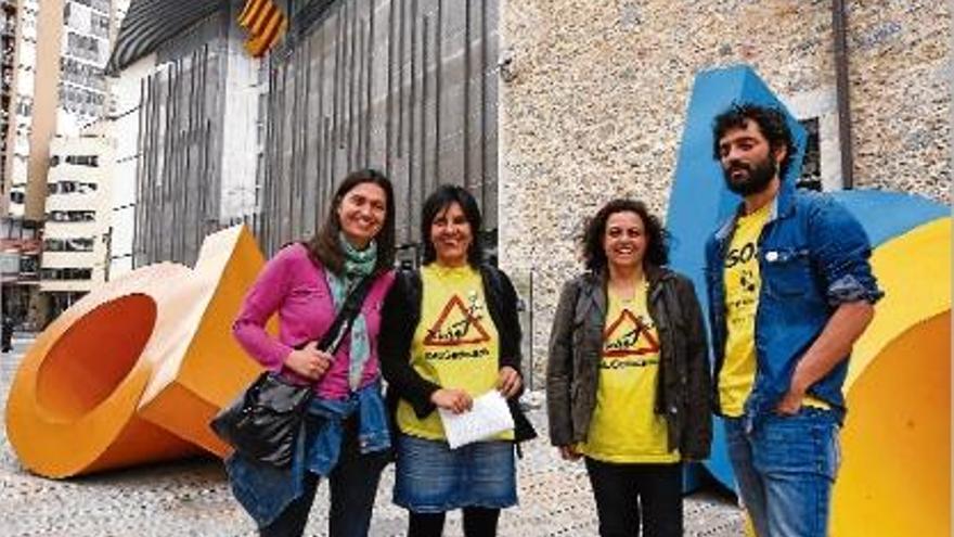 Representants del col·lectiu Edu Marxa presentant la mobilització ahir a Girona, davant la seu del Govern.