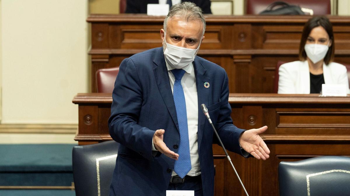 El presidente del Gobierno canario, Ángel Víctor Torres, en el Parlamento.