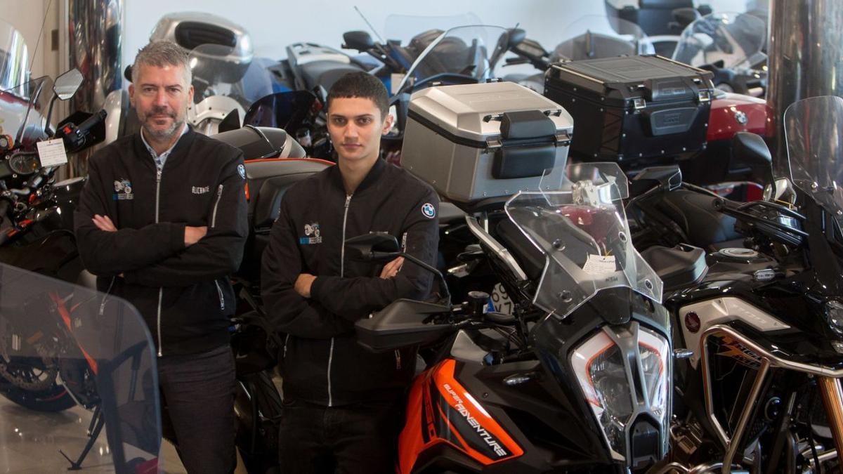La exposición  Miguel Navarro, gerente de Moto Reestreno, a la izquierda, y Victor Navarro, ganador de la Copa Dacia Sandero 2021 con el coche patrocinado por Moto Reestreno. JOSE NAVARRO