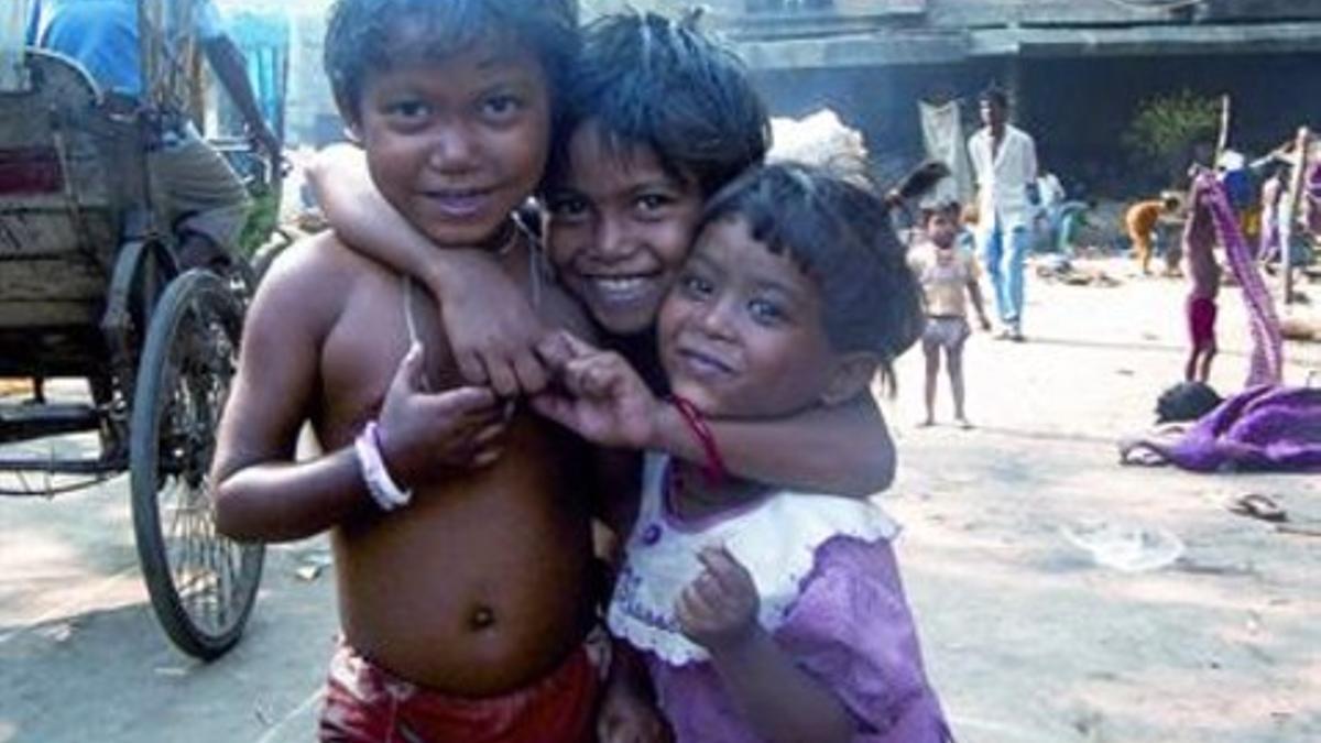 Tres niños pobres en las calles de la ciudad india de Calcuta.