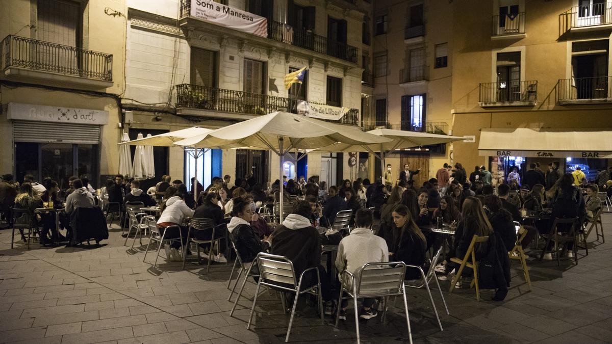 Gent a les terrasses dels bars de la plaça Major de Manresa