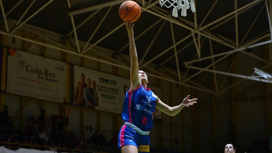 Entrada a canasta de Marta Pérez.