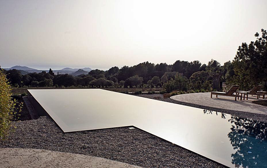 La piscina del lujoso retiro, con vistas a la extensa finca.