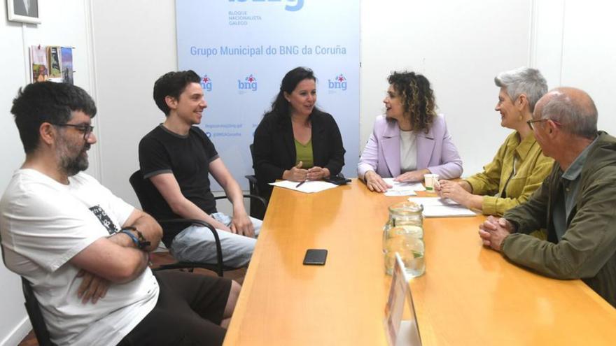 Ana Miranda, en el centro, con el grupo municipal.